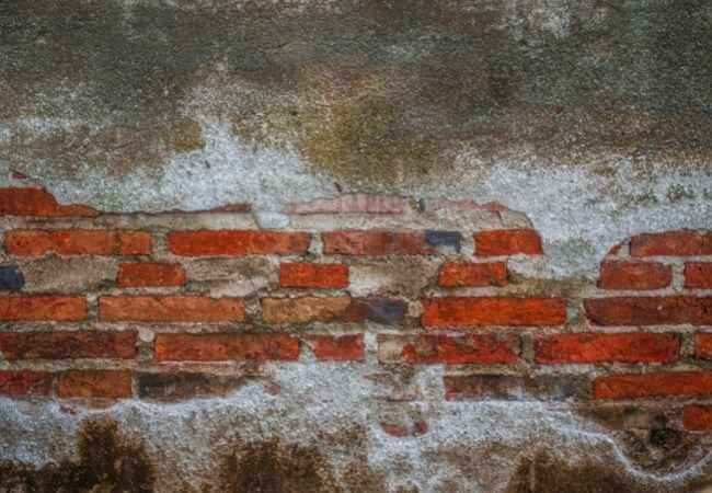 paredes viejas con humedad